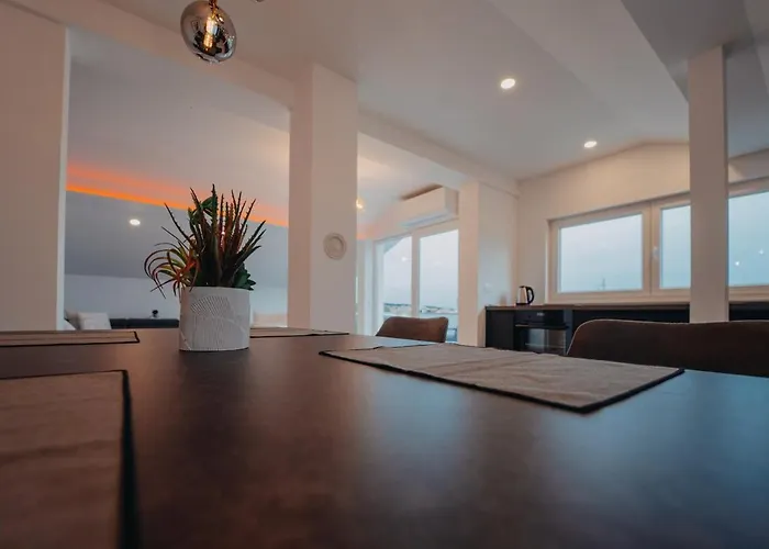 Penthouse Oasis With Sea Views And Terrace דירה