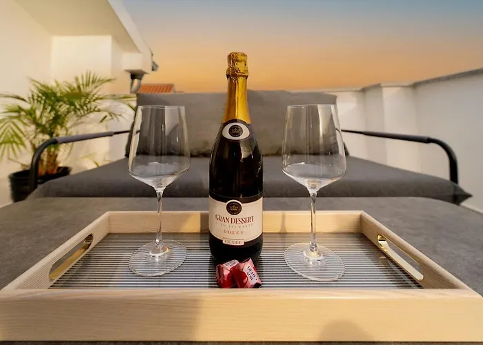 דירה Penthouse Oasis With Sea Views And Terrace *